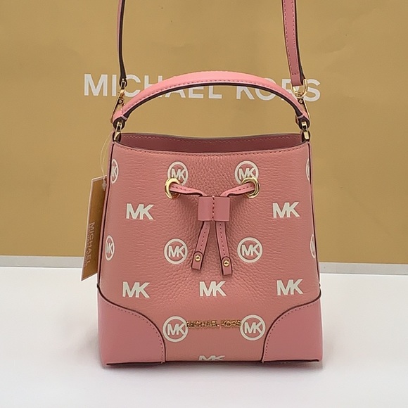 MICHAEL KORS
Mercer Small Logo Embossed Leather Bucket Bag
COLOR PRIMROSE - Picture 3 of 15